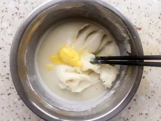 可可麻薯软欧包,蒸熟的麻薯表面凝固 趁热加入黄油搅拌至黄油完全融合 冷却后放冰箱冷藏备用