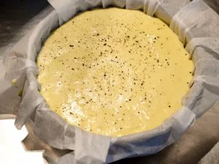 法式咸派【魔法蛋糕】,倒入模具,表面轻轻抹平,再撒一些黑胡椒碎,就可以进烤箱烘烤了。温度转150℃,50分钟。大烤箱中层,小烤箱中下层。表面开始上色后可以加盖锡纸