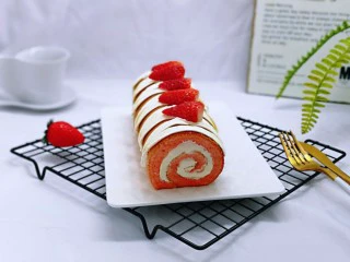 红丝绒草莓奶油蛋糕卷~下午茶必备甜品,甜而不腻,好吃到跳脚。