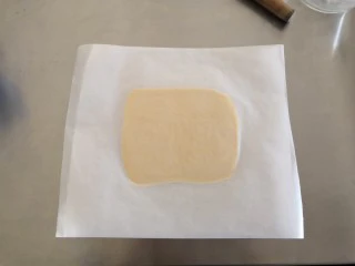 苹果奶酥小挞,在面团上在盖一张油纸，用擀面杖将面团擀成0.6㎝厚度，放入冰箱冷冻半小时。