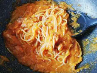 南瓜香肠意面,最后把煮好的意大利面倒入翻拌均匀,装盘即可食用