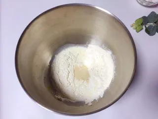 草莓麦片沙琪玛,首先把鸡蛋，牛奶，酵母、面粉倒入面桶中