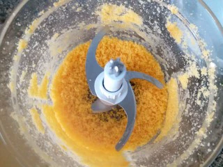 咸蛋黄肉松盒子蛋糕,11.蛋黄打成沫状备用