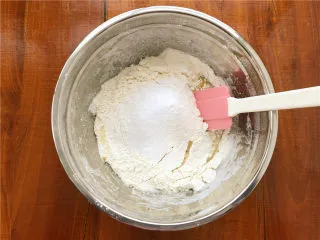 柠檬玛德琳甜甜圈,筛入低筋面粉。