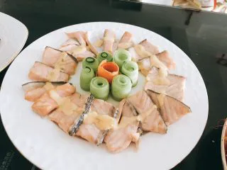 白灼沙拉三文鱼-西餐、年夜饭,成品。