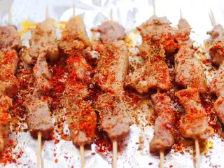 洋葱香烤五花肉,再撒上孜然粉和辣椒粉后，继续快10分钟即可。