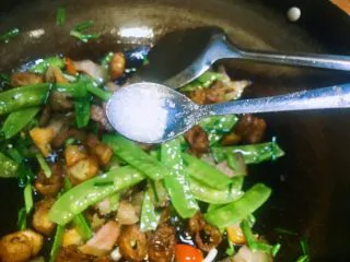 #老油条的青春#回锅油条炒腊肉,放入少许白糖调味炒匀可关火，装盘