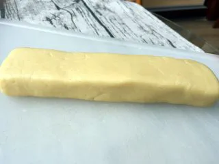 炼乳小饼干(适合新手),将面团整理成断面为长方形的长条状