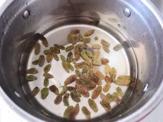 猪猪椰蓉小面包,葡萄干提前用热水泡个5分钟左右，捞起挤干水分，备用。