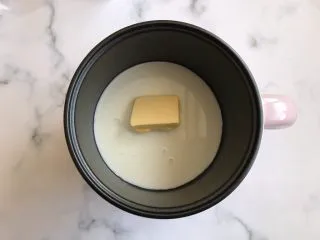 网红草莓脆皮泡芙,黄油和纯牛奶倒入锅中，小火加热1分钟