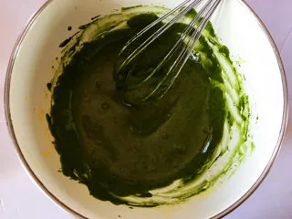 红豆抹茶巧克力慕斯,把抹茶液体倒入蛋黄中搅匀即可。