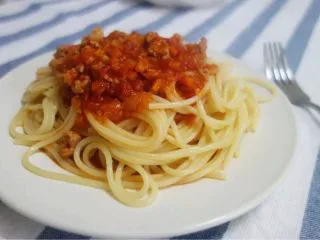 番茄肉酱意粉,淋上番茄肉酱搅拌均匀就可以吃了。