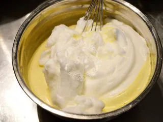 法式咸派【魔法蛋糕】,打发好的蛋白全部加入到【步骤11】中,然后用蛋抽从底部向上捞取的手法,混合至没有蛋白块即可。这一步注意不要过度的混合,不可以搅拌,不然会消泡