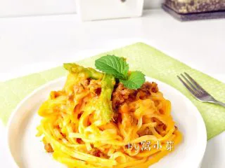 南瓜酱汁牛肉面,装盘，瞬间有了在西餐馆吃饭的高大上氛围。