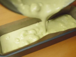 抹茶魔法蛋糕,倒入固底模具。 可以用6寸圆形或者磅蛋糕模具。 用活底模具会漏出来。 150度烤40-45分钟。烤完看上去好像没熟,但其实已经烤好了。