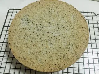 黑芝麻戚风蛋糕,烤熟后取出震几下，倒扣放凉