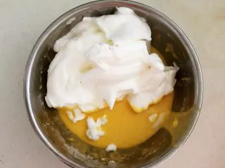 茶香戚风蛋糕,把2/3的蛋白分3次加入蛋黄液里,用之子法调匀