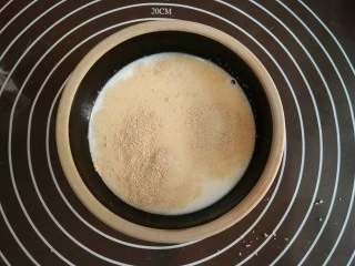 巧克力甜甜圈,牛奶加热到40度左右,溶解酵母。