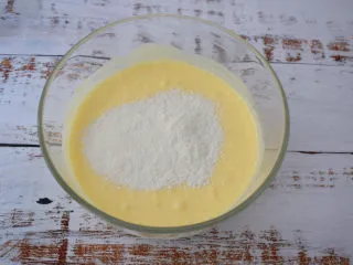 酸奶芝士蛋糕,筛入低筋面粉