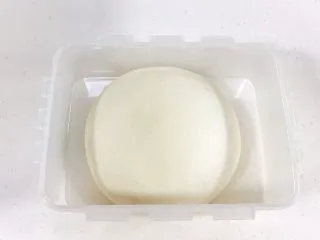 椒盐五香千层饼,面团发酵好后取出。