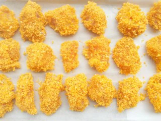 狂甩肯德基几条街的劲爆鸡米花,摆入铺上油纸的烤盘。