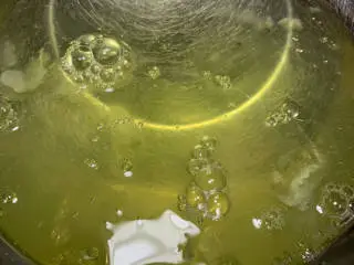 古早蛋糕(抖臀),蛋白无水无油的盆装好。