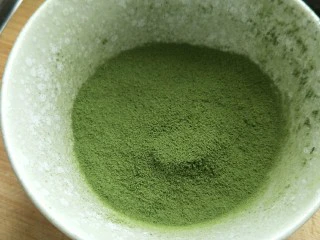 抹茶奶酪慕斯核桃布朗尼（8寸）,8克抹茶粉过筛。