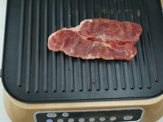 #东菱牛排机测评#爱是几分熟，我只要五分就好,这块做成全熟。 