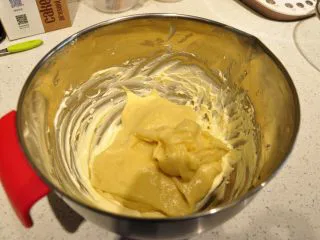 日式豆乳盒子蛋糕,冷却好的豆乳加入到奶油奶酪中