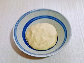 椰香桂花豆沙酥,再揉成面团，盖上保鲜膜放旁边备用。