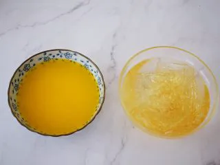 寿星公芒果慕斯蛋糕(十寸),黄油隔水融化,吉利丁片用冷水泡软备用