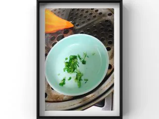 红薯牛肉酱面,绿豆芽切碎，放入蒸锅蒸2分钟出锅！