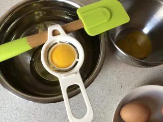 淡奶油戚风蛋糕,鸡蛋分离，其他材料备好