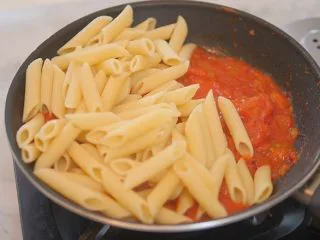 蕃茄意大利直筒面,番茄酱和意面翻拌均匀