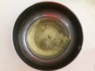 茶香戚风蛋糕,取两个无水无油的盆子,把鸡蛋清分离出来,不能有一点蛋黄