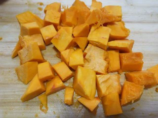 奶香南瓜鸡肉焗饭,南瓜切块。