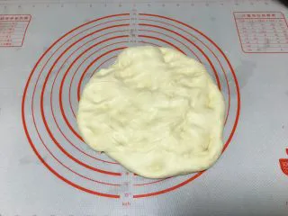 北海道吐司（70%冷藏中种）,28以下发酵成2倍大，70%发酵速度比一般面团快，注意别发过了。用拳头捶打的方法排气