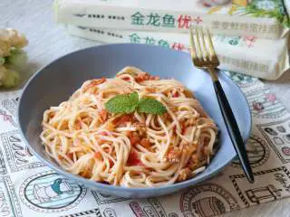 番茄肉酱拌面,成品，鲜香爽口，而且可以吃到肉粒呢，比外面卖的划算多了。