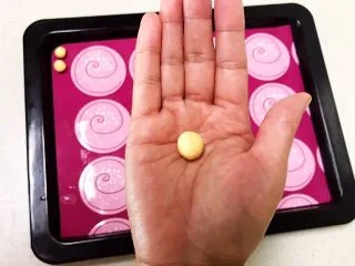 宝宝健康食谱 旺仔小馒头,取一个小面块，揉成光滑的小面球