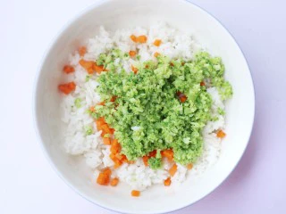 西兰花肉松芝士饭团,加入西兰花碎。