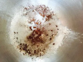 网红脏脏包（开酥版）,黄油片——裹入黄油软化，加入低粉，可可粉搅拌均匀。