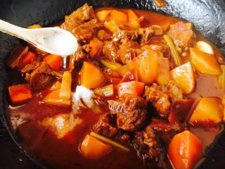 #食二星座# 罐焖牛肉(34图详细步骤),20分钟后,改大火收汁,汤汁浓稠即可,请留一定量的汤汁哦! 放入适量的盐调味,放少许白糖提鲜,关火。 如果您喜欢甜味,请酌情多添加糖。