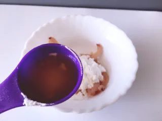 西餐之黑椒鸡丝意大利面,在加入一勺料酒拌均匀腌制20分钟