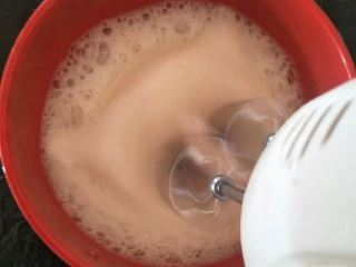 最“柔软”纸杯蛋糕☕—爆浆巧克力,打蛋器高速打五分钟。