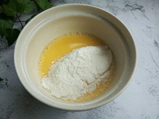 蔓越莓戚风蛋糕 酸甜绵柔,筛入低筋面粉(面粉一定要过筛)用翻拌到划“z”字形翻拌均匀即可。