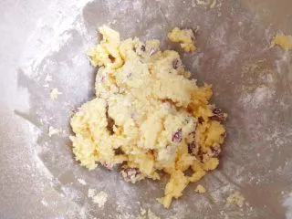 蔓越莓黄油曲奇,直到切拌均匀