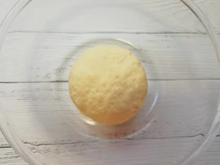 百变水果 水果披萨,揉成光滑的面团，盖上保鲜膜发酵至两倍大。