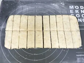 椒盐五香千层饼,先从中间横向一分为二，再竖切等分长条形即可。