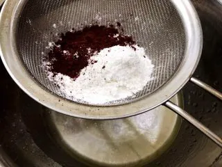 六寸可可戚风蛋糕,筛入低筋粉和可可粉