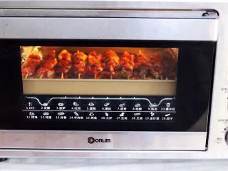 洋葱香烤五花肉,200度先烤10分钟后。